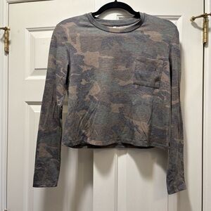 Tresics Cropped Camo Long Sleeve